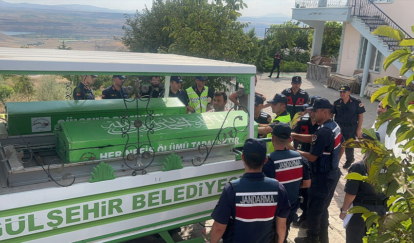 Gözü dönen koca önce eşini sonra kendisini vurdu