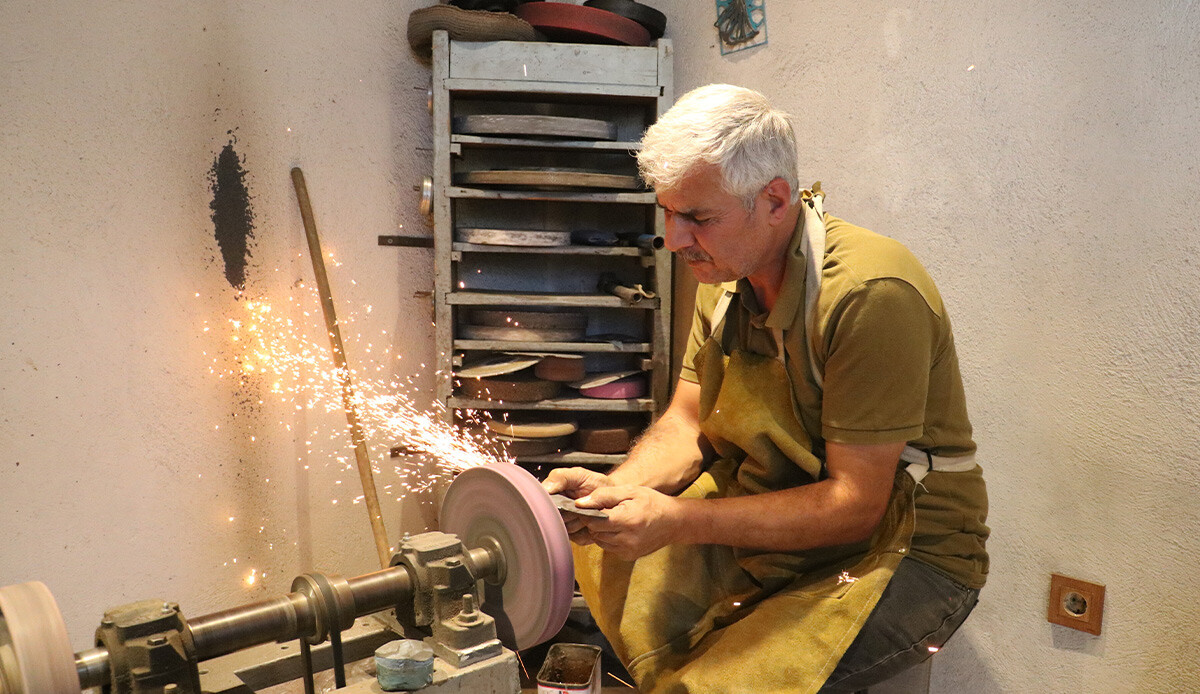 Ünü ülke sınırlarını aştı: Tamamen el yapımı, inşaat çivisini bile kesiyor