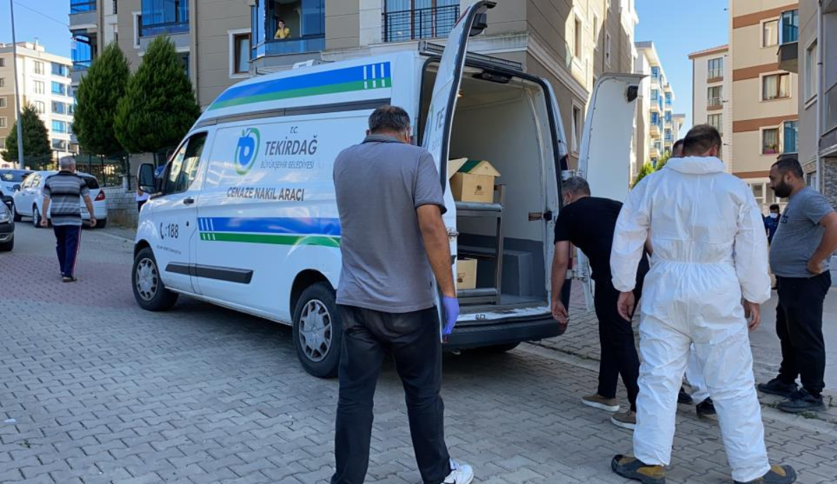 Yakınları haber alamıyordu: Apartmandan yayılan koku gerçeği ortaya çıkardı Yakınları haber alamıyordu: Apartmandan yayılan koku gerçeği ortaya çıkardı
