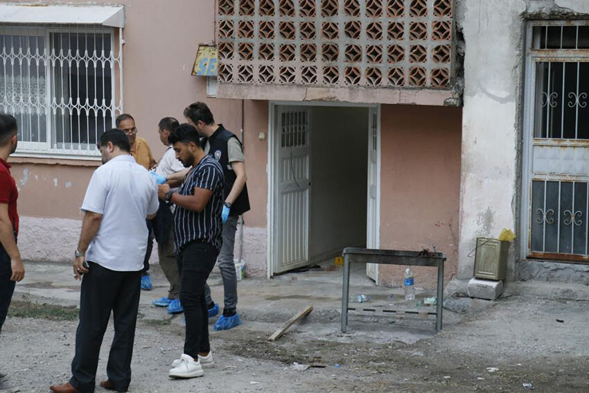 Adana'da bahçede mangal yapan bir kişi ailesini kurşuna dizdi: Ölü ve yaralılar var Adana'da bahçede mangal yapan bir kişi ailesini kurşuna dizdi: Ölü ve yaralılar var