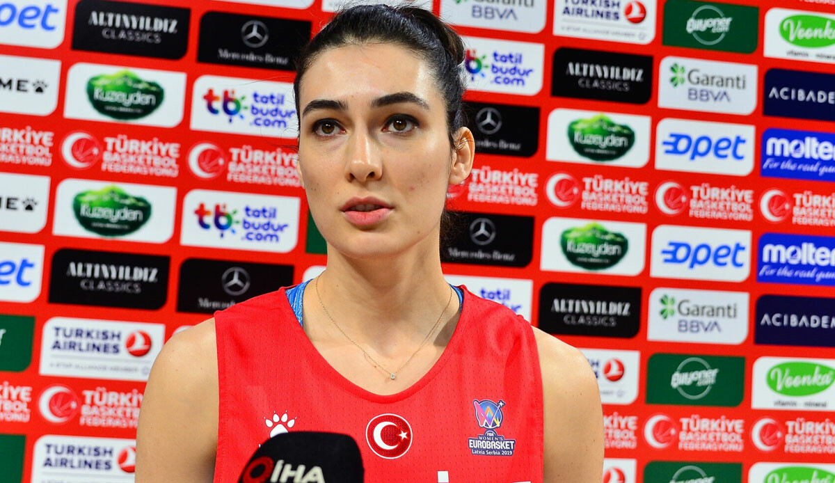 Fenerbahçe ve Galatasaray'ın eski milli basketbolcusu Tuğçe Canıtez emekli olduğunu duyurdu Fenerbahçe ve Galatasaray'ın eski milli basketbolcusu Tuğçe Canıtez emekli olduğunu duyurdu