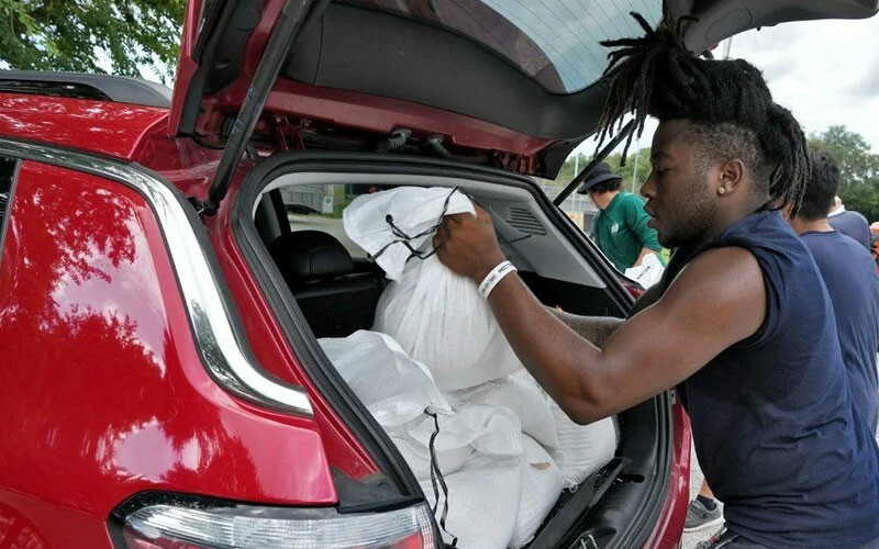 Acil durum ilan edildi! Ülke alarmda: Raflar boşaldı, benzinliklerde uzun kuyruklar oluştu