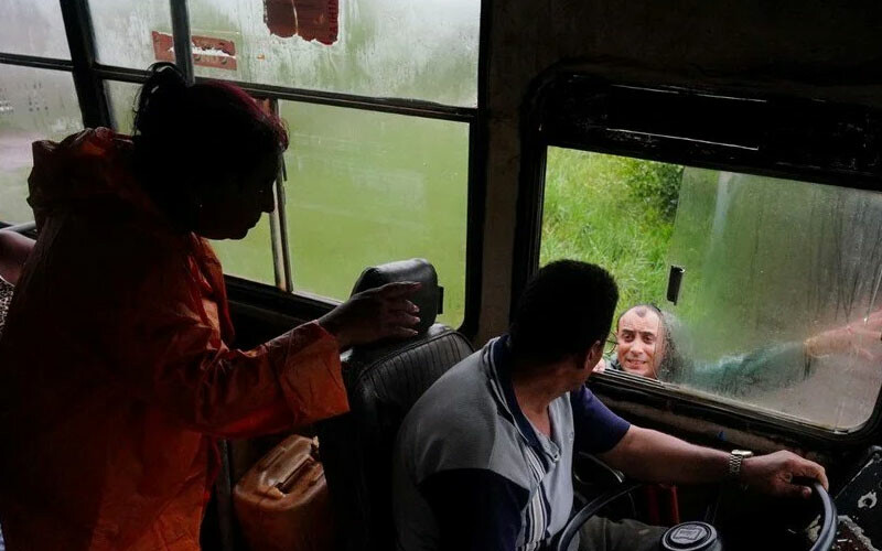 Acil durum ilan edildi! Ülke alarmda: Raflar boşaldı, benzinliklerde uzun kuyruklar oluştu