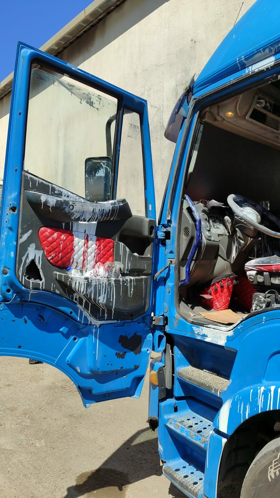 Türk tırcıya Lübnan'da çirkin saldırdı! Ermeniler şoförü dövüp aracı parçaladı