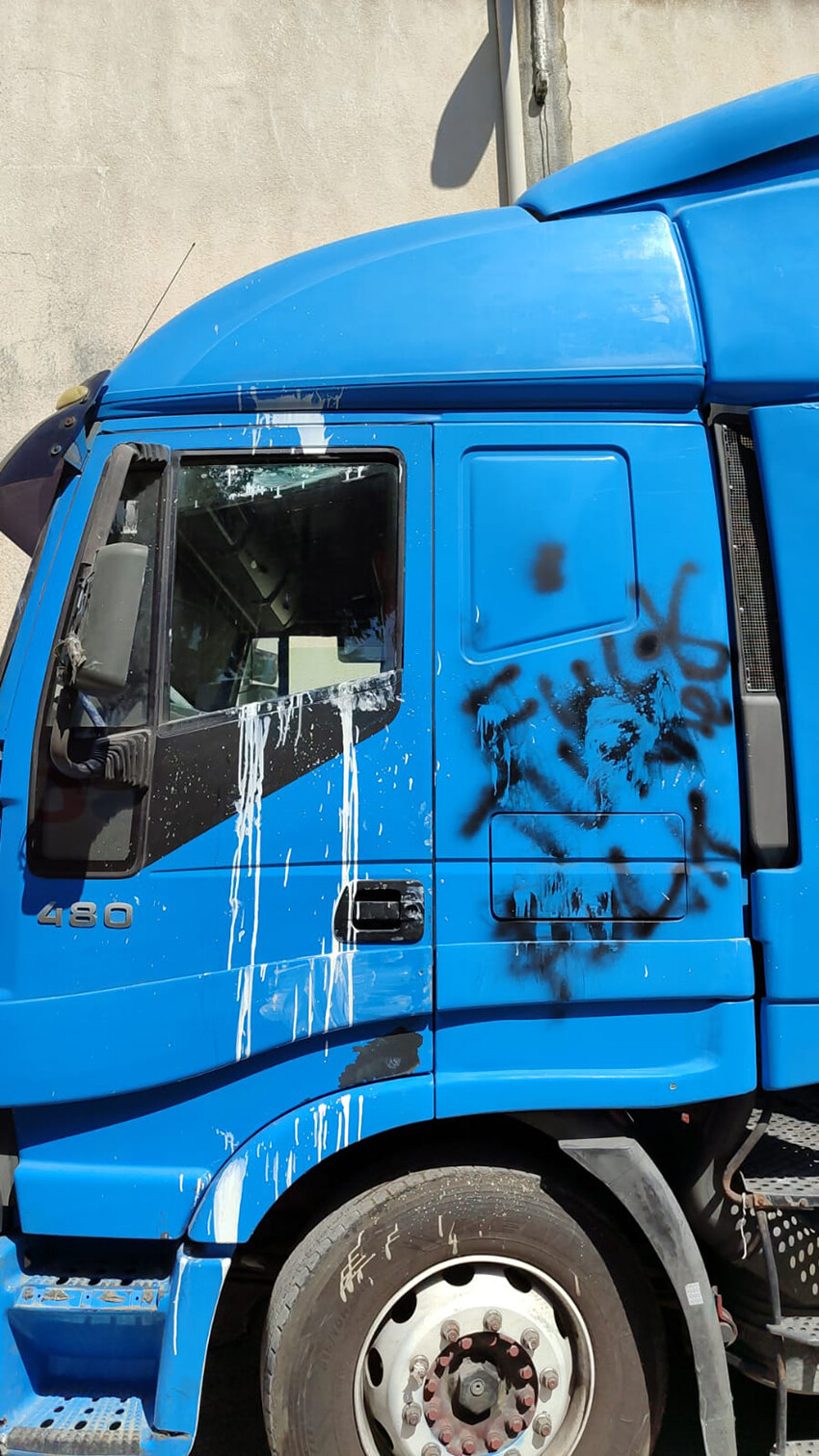 Türk tırcıya Lübnan'da çirkin saldırdı! Ermeniler şoförü dövüp aracı parçaladı