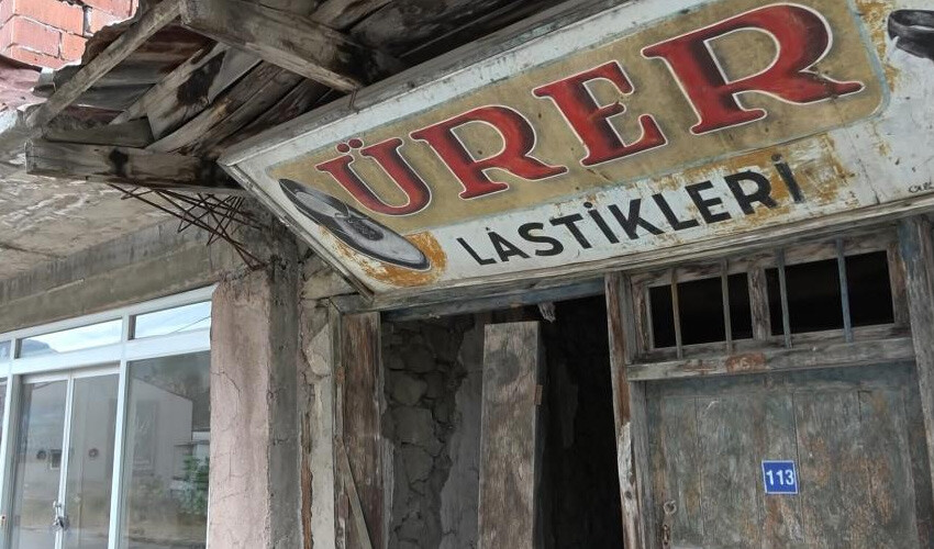 Hayranlık uyandıran 68 yıllık tabela!  Nereye gidersen git figürler sana dönüyor