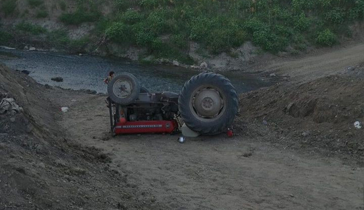 Traktör ters döndü! 1 ölü, 1 yaralı