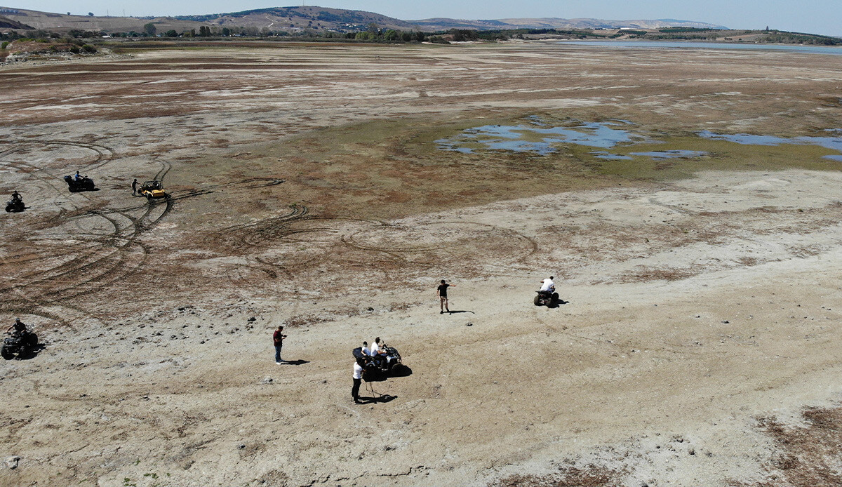 Büyükçekmece Gölü kurudu, motor pistine döndü! Alarm zilleri çalıyor