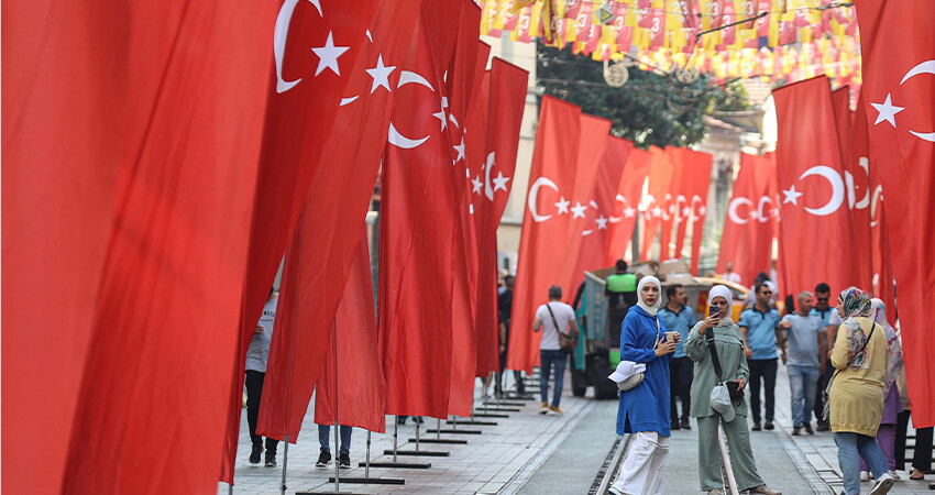 İstiklal Caddesi'nde kartpostallık görüntüler: 30 Ağustos Zafer Bayramı için Türk bayraklarıyla donatıldı İstiklal Caddesi'nde kartpostallık görüntüler: 30 Ağustos Zafer Bayramı için Türk bayraklarıyla donatıldı