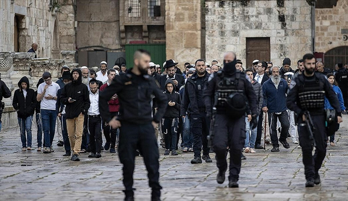 Fanatik Yahudiler Mescid-i Aksa'ya baskın düzenledi Fanatik Yahudiler Mescid-i Aksa'ya baskın düzenledi