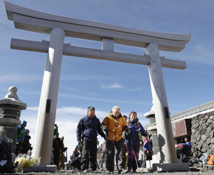 Yapamazsın diyenlere kulaklarını tıkadı: 90 yaşında Japonya'nın en yüksek dağına tırmandı
