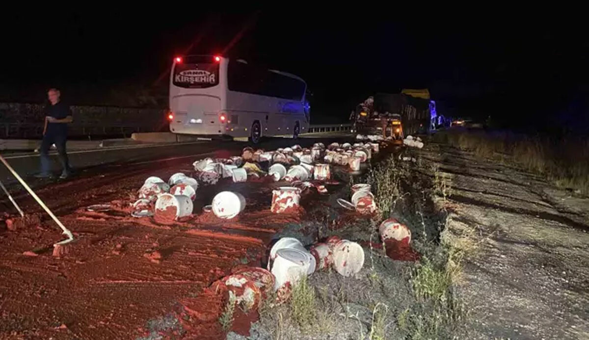 Yolcu otobüsü salça yüklü tıra çarptı: 15 kişi yaralandı Yolcu otobüsü salça yüklü tıra çarptı: 15 kişi yaralandı