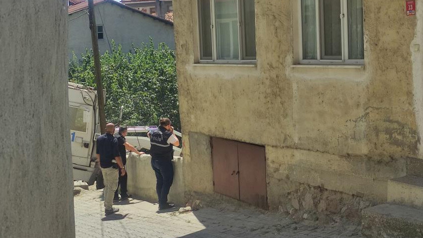 2 ay önce ölen babasıyla ilgili yaptığı ihbar şoke etti! El bombası iddiası ekipleri harekete geçirdi 2 ay önce ölen babasıyla ilgili yaptığı ihbar şoke etti! El bombası iddiası ekipleri harekete geçirdi