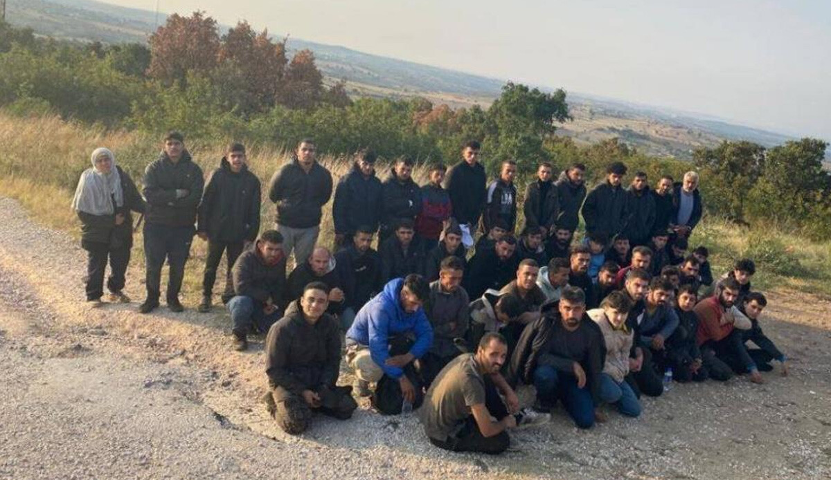 Avrupa hayalleri jandarmaya takıldı! 53 kişi sınırda yakalandı Avrupa hayalleri jandarmaya takıldı! 53 kişi sınırda yakalandı