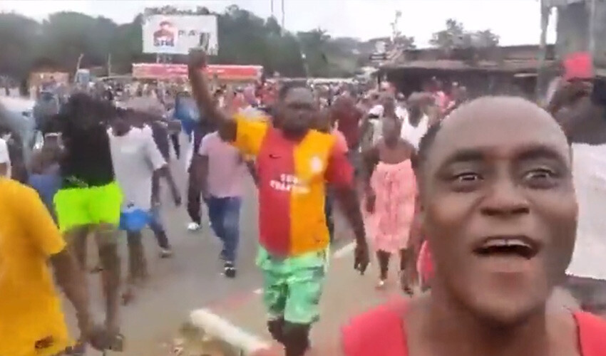 Gabon'daki darbe kutlamalarında Galatasaray detayı dikkat çekti Gabon'daki darbe kutlamalarında Galatasaray detayı dikkat çekti