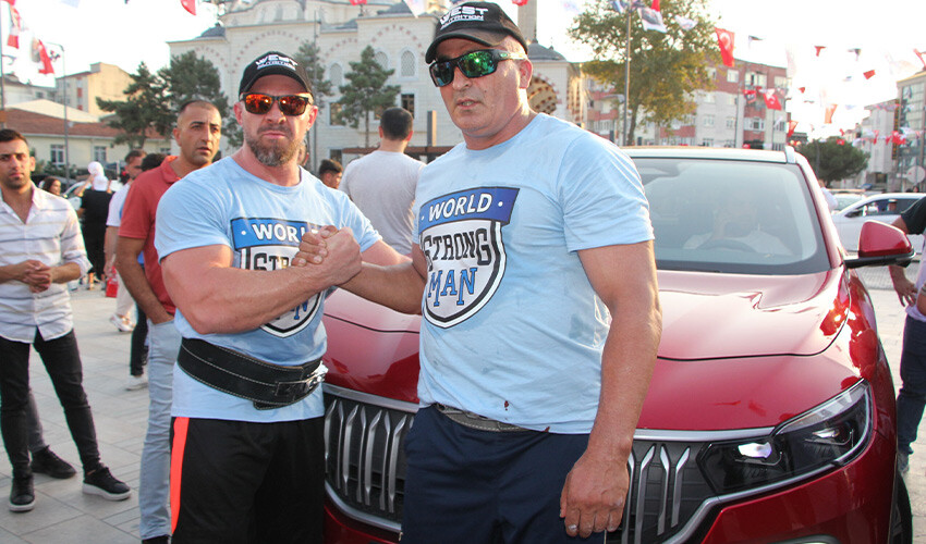 Kazak sporcu TOGG'u tek başına kaldırdı Kazak sporcu TOGG'u tek başına kaldırdı