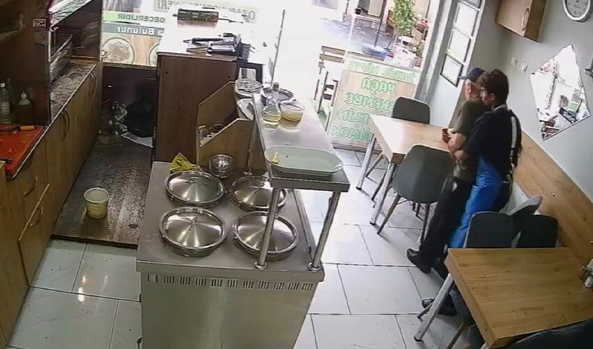Soluk borusuna yemek kaçan adamı kurtardı Soluk borusuna yemek kaçan adamı kurtardı