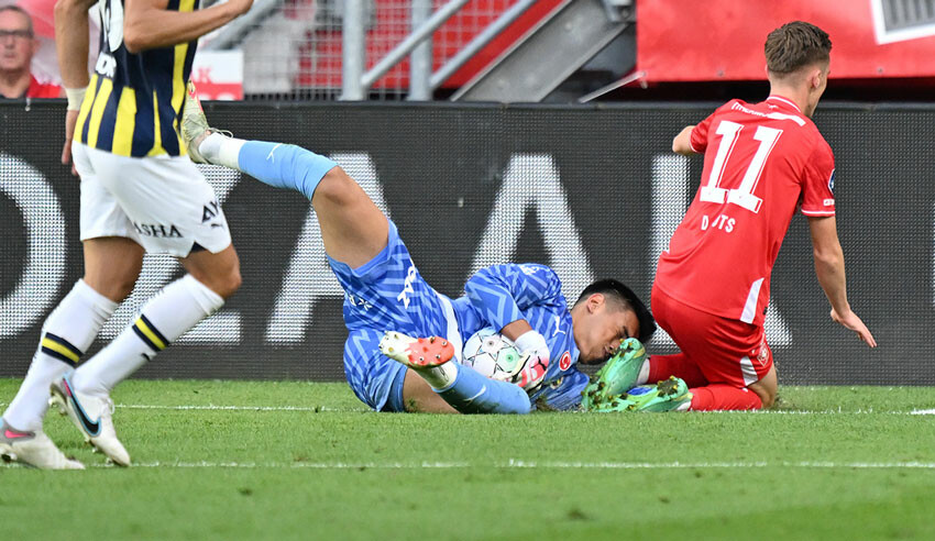 İrfan Can Eğribayat sahaya yabancı madde atan Twente tribünlerine 5-1 işaret yaptı