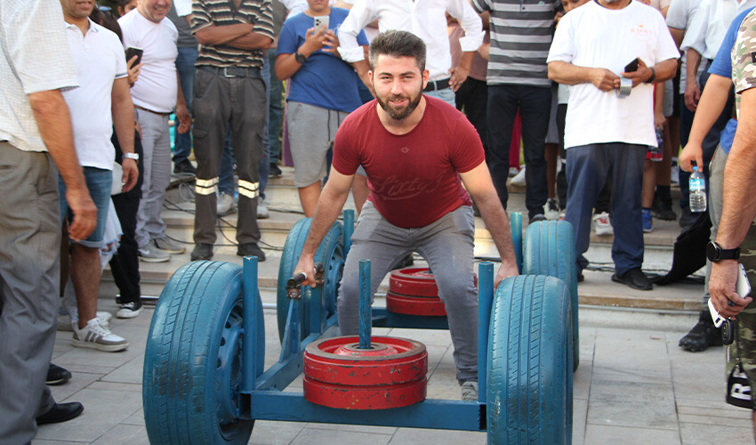 Kazak sporcu TOGG'u tek başına kaldırdı Kazak sporcu TOGG'u tek başına kaldırdı