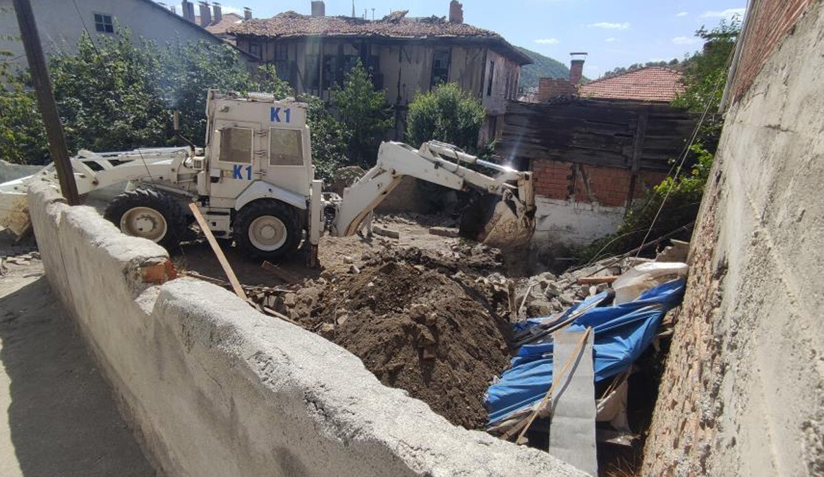 Bahçeye gömüldüğü iddia edilen 'el bombaların'da gelişme! İz bulunamadı, mahalleli tedirgin Bahçeye gömüldüğü iddia edilen 'el bombaların'da gelişme! İz bulunamadı, mahalleli tedirgin