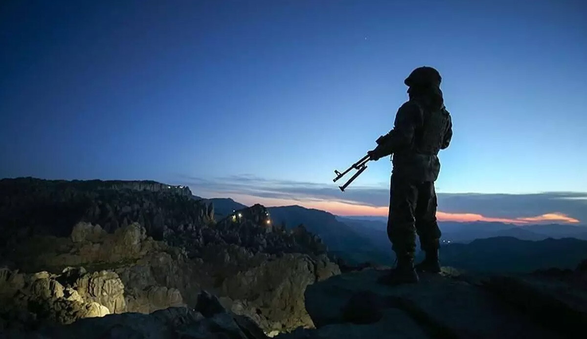 PKK'da çözülme: 4 örgüt üyesi daha teslim oldu PKK'da çözülme: 4 örgüt üyesi daha teslim oldu