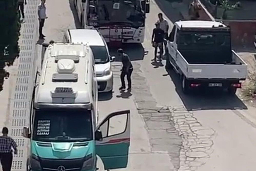 İzmir'de minibüsçü dehşeti! Yol verme meselesi yüzünden tartıştığı sürücüyü bıçakladı İzmir'de minibüsçü dehşeti! Yol verme meselesi yüzünden tartıştığı sürücüyü bıçakladı