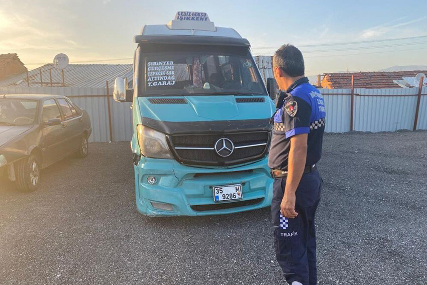İzmir'de minibüsçü dehşeti! Yol verme meselesi yüzünden tartıştığı sürücüyü bıçakladı İzmir'de minibüsçü dehşeti! Yol verme meselesi yüzünden tartıştığı sürücüyü bıçakladı