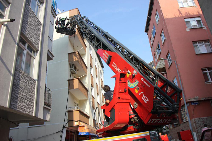 Samsun'da sıcak saatler! Yatalak kadını kapıyı kırarak kurtardılar
