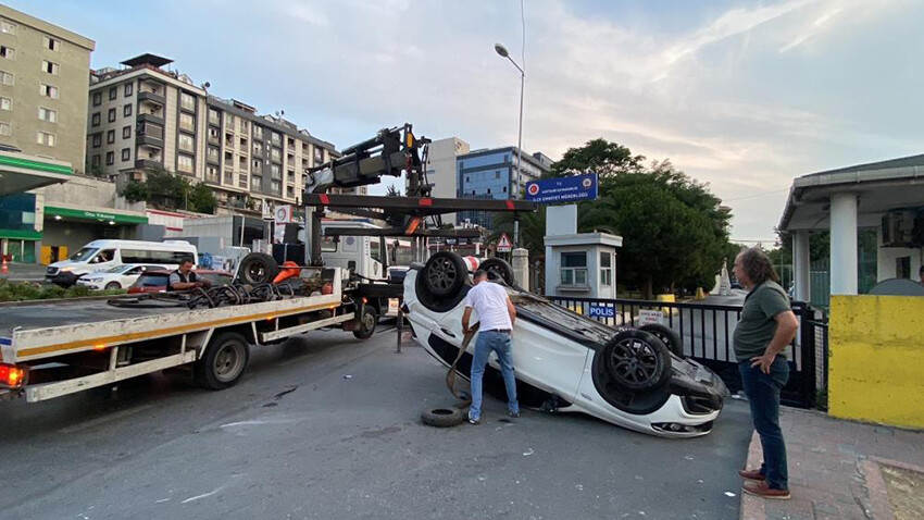 Kağıthane’de feci kaza! Takla atan otomobil Emniyet Müdürlüğü’nün önüne uçtu Kağıthane’de feci kaza! Takla atan otomobil Emniyet Müdürlüğü’nün önüne uçtu