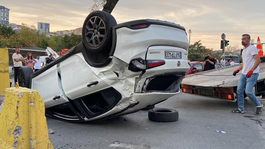 Kağıthane’de feci kaza! Takla atan otomobil Emniyet Müdürlüğü’nün önüne uçtu Kağıthane’de feci kaza! Takla atan otomobil Emniyet Müdürlüğü’nün önüne uçtu