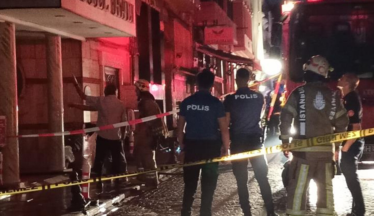 Fatih'te 5 katlı otel alev alev yandı: 40 kişi tahliye edildi Fatih'te 5 katlı otel alev alev yandı: 40 kişi tahliye edildi