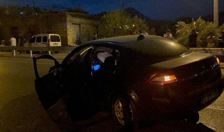 Şoke eden anlar: Kaza yapan sürücü aracını bırakıp kaçtı