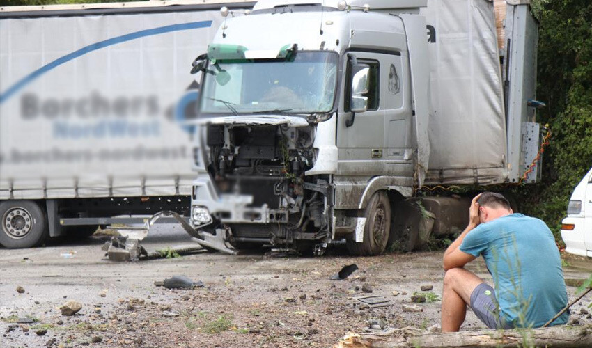 Kontrolden çıkan tırın sürücüsü çarptığı ağaca oturdu, kara kara düşündü Kontrolden çıkan tırın sürücüsü çarptığı ağaca oturdu, kara kara düşündü