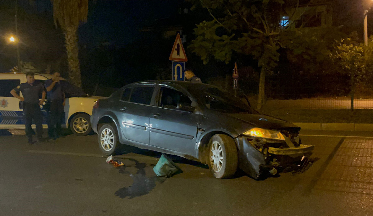 Şoke eden anlar: Kaza yapan sürücü aracını bırakıp kaçtı