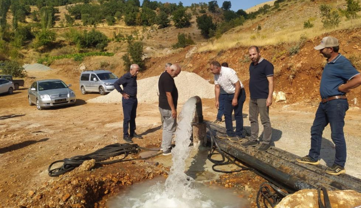 Depremde ana su kaynağı kurumuştu: 3 kuyuda su bulundu Depremde ana su kaynağı kurumuştu: 3 kuyuda su bulundu