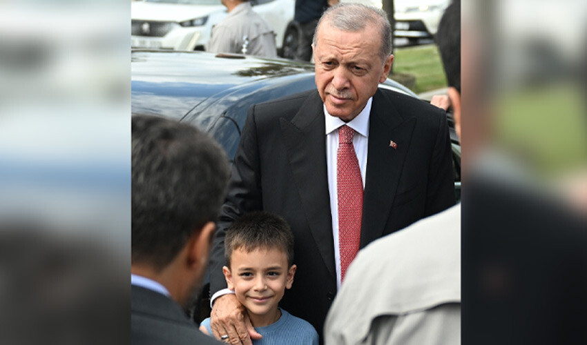 Bir Cumhurbaşkanı Erdoğan klasiği: Aracını durdurdu, çoçuklara hediye dağıttı Bir Cumhurbaşkanı Erdoğan klasiği: Aracını durdurdu, çoçuklara hediye dağıttı