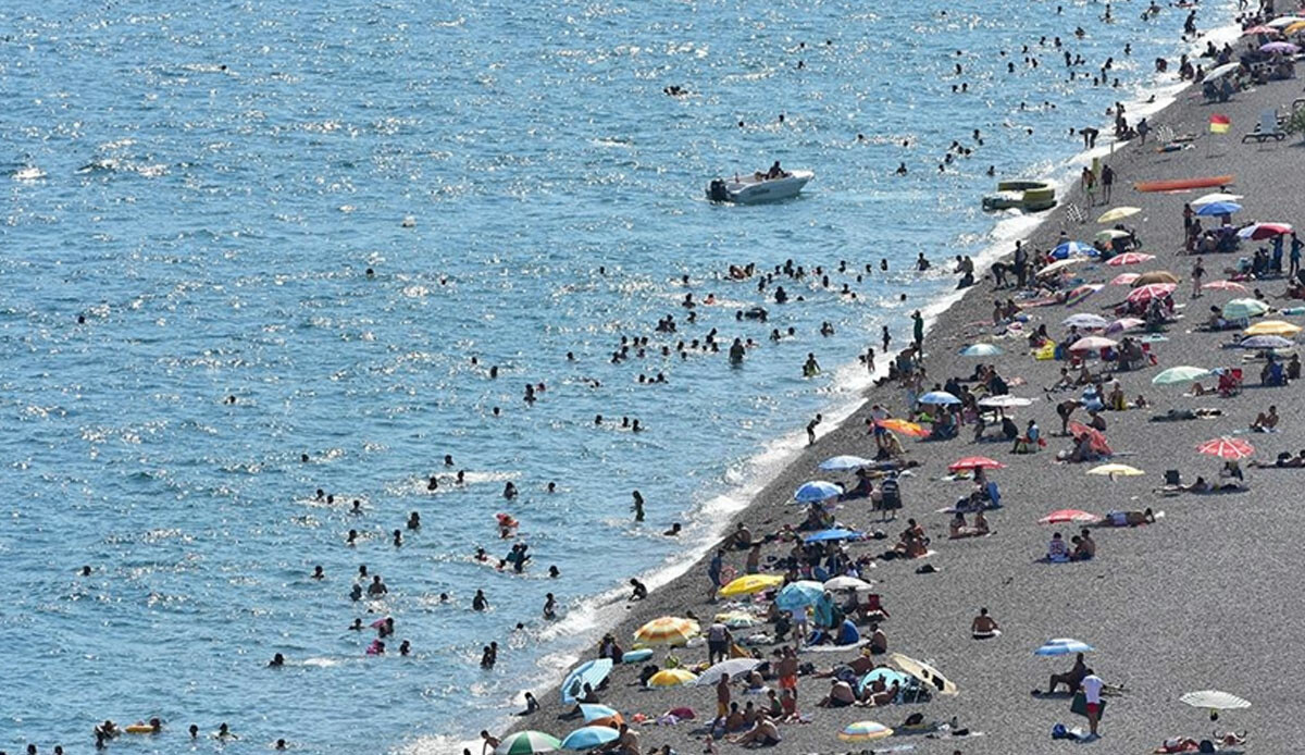 Antalya'da nem oranı yüzde 71'e ulaştı! Sahiller doldu taştı Antalya'da nem oranı yüzde 71'e ulaştı! Sahiller doldu taştı