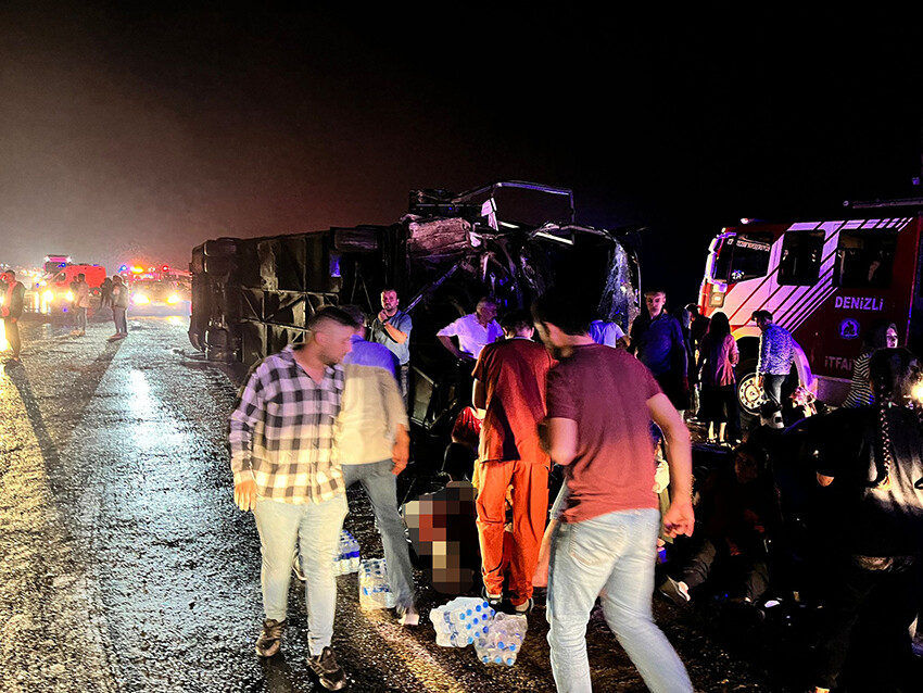 Denizli'de can pazarı! 12 araç birbirine girdi: 3 ölü, 50 yaralı Denizli'de can pazarı! 12 araç birbirine girdi: 3 ölü, 50 yaralı