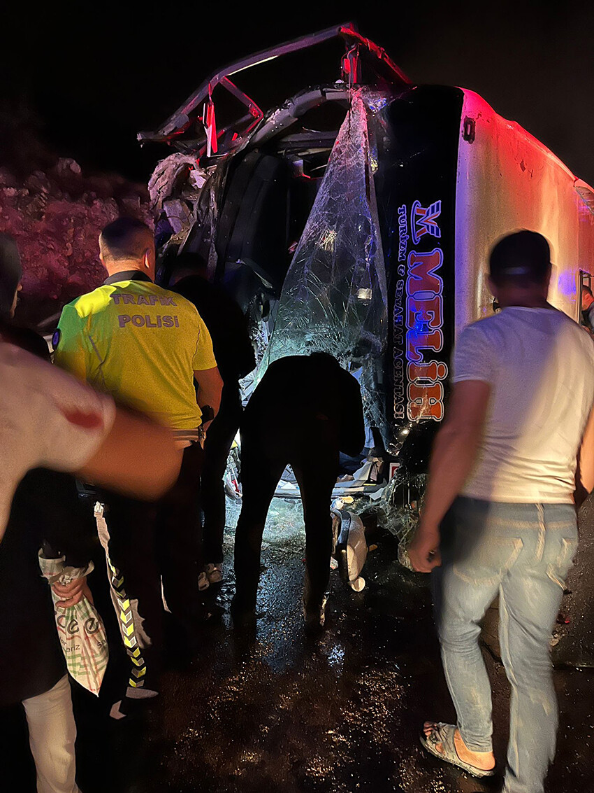 Denizli'de can pazarı! 12 araç birbirine girdi: 3 ölü, 50 yaralı Denizli'de can pazarı! 12 araç birbirine girdi: 3 ölü, 50 yaralı