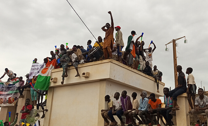Nijer'de halk Fransa askerleriyle karşı karşıya geldi! Binlerce kişi üsse yürüdü