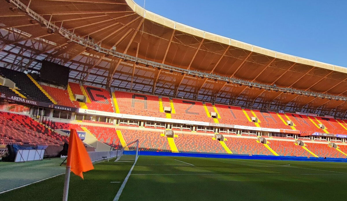 Son Dakika Galatasaray haberi: Gaziantep FK maçı öncesi takım otobüsüne taşlı saldırı Son Dakika Galatasaray haberi: Gaziantep FK maçı öncesi takım otobüsüne taşlı saldırı