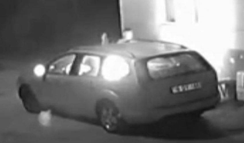 Husumetlisinin aracını önce taşladı sonra benzin döküp ateşe verdi