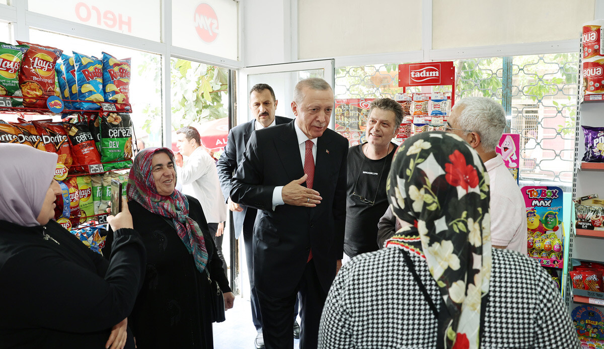 Bir Cumhurbaşkanı Erdoğan klasiği: Aracını durdurdu, çoçuklara hediye dağıttı