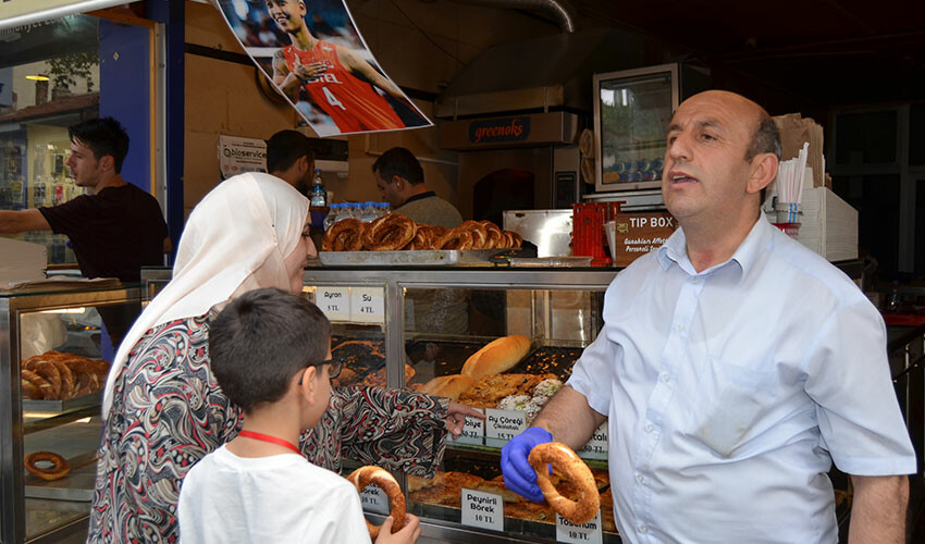 Kütahya'da bir fırıncı Melissa Vargas için simit dağıttı 'Nazar değmesin' Kütahya'da bir fırıncı Melissa Vargas için simit dağıttı 'Nazar değmesin'