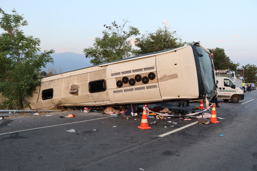 Denizli'de katliam gibi kaza! Kum yüklü kamyon otobüsü biçti: 6 ölü