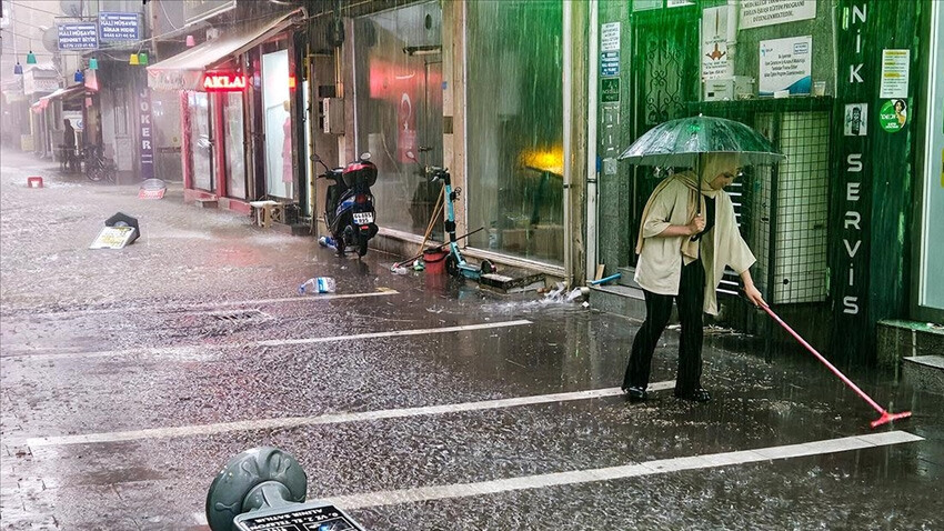 Uşak'ta şiddetli yağmur ve dolu: Yollar göle döndü