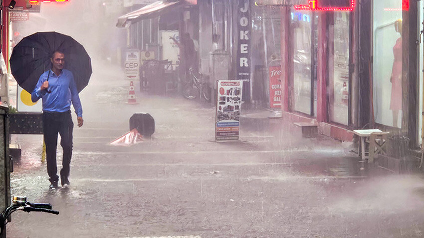 Uşak'ta şiddetli yağmur ve dolu: Yollar göle döndü
