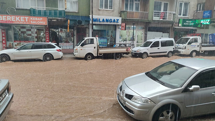 Uşak'ta şiddetli yağmur ve dolu: Yollar göle döndü