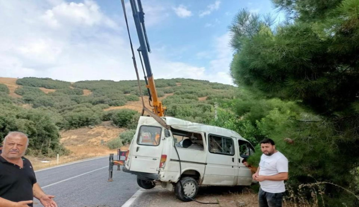 Kontrolden çıkan minibüs ağaca çarparak durabildi Kontrolden çıkan minibüs ağaca çarparak durabildi