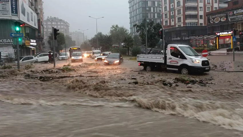 Samsun'da sağanak: Yollar göle döndü, evleri su bastı